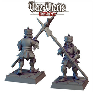 two miniature figures of soldiers, one standing and one kneeling, each holding a large weapon.