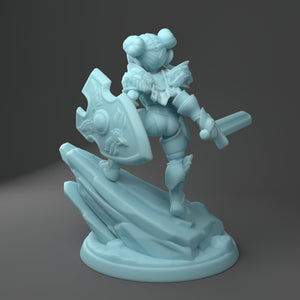 Gnome Female Paladin with Sword 28mm or 32mm Miniatures